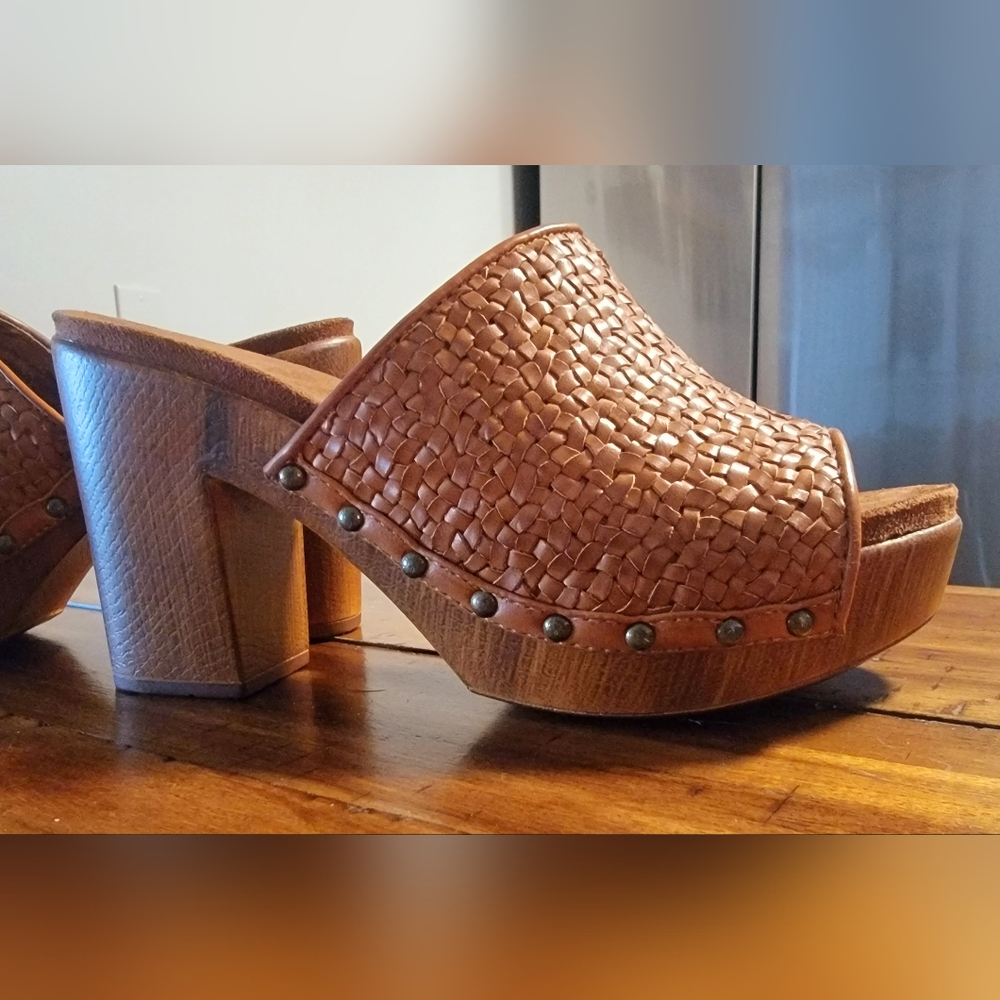 White Mountain Footbeds platform clogs